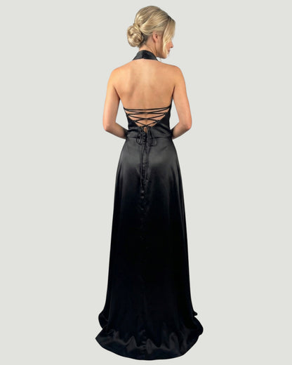 Dieses elegante, bodenlange Satinkleid besticht durch seinen modernen Neckholder-Schnitt E300