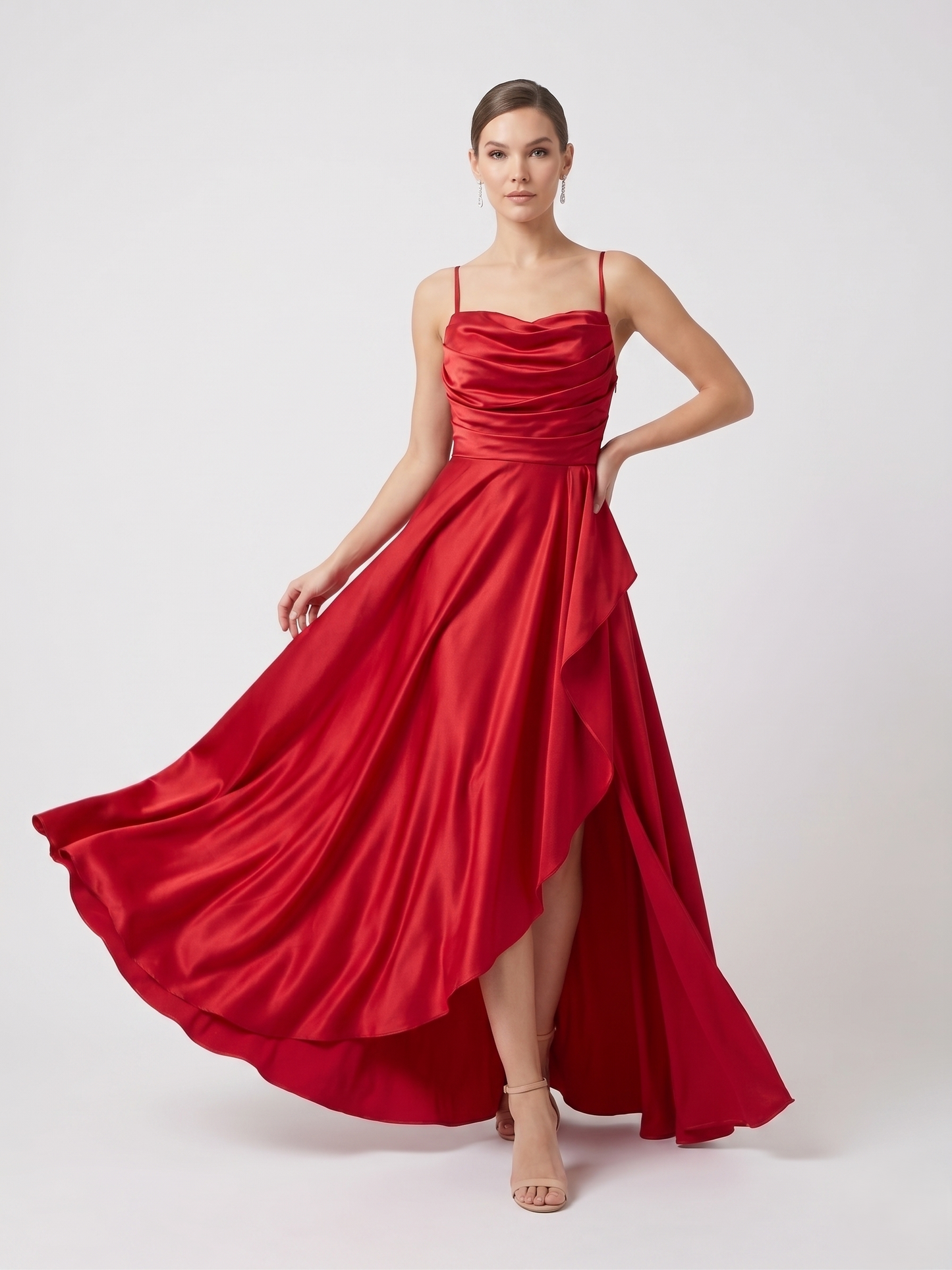 Satin-Abendkleid mit Wasserfall-Ausschnitt - E301