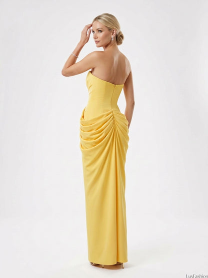 Elegantes trägerloses Satin-Abendkleid mit Drapierung und hohem Beinschlitz in Khakigrün Beschreibung: e425