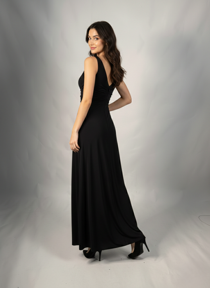 Dieses bodenlange Abendkleid besticht durch sein raffiniertes V-Design mit eleganter Raffung  E332