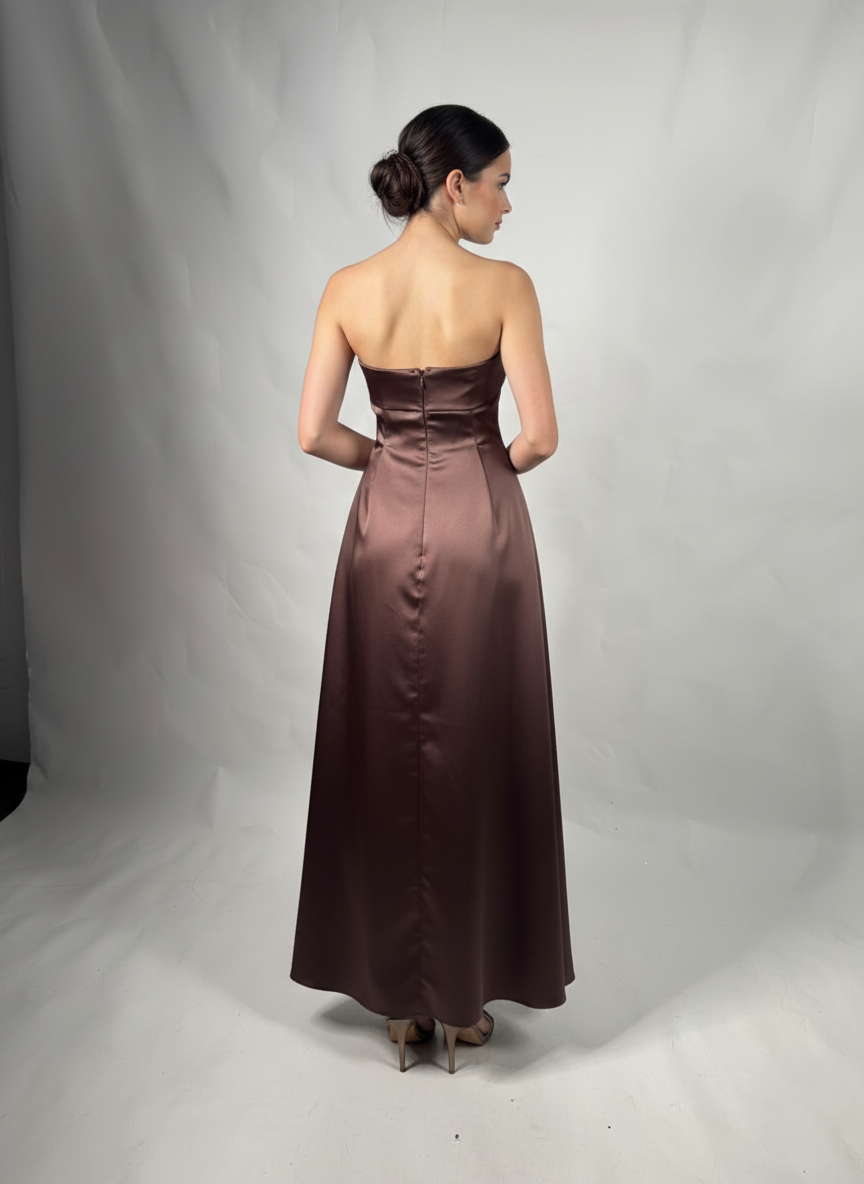 Elegantes trägerloses Design mit figurbetonten Drapierungen. E318