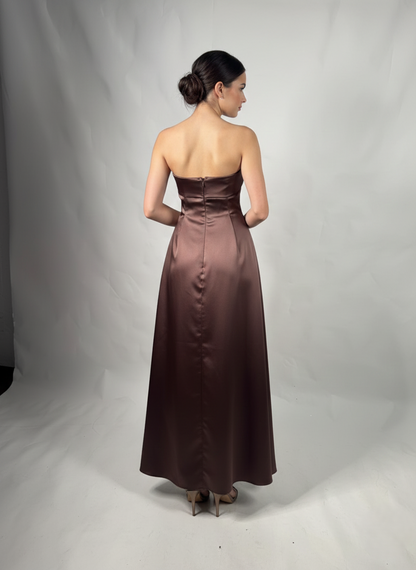 Elegantes trägerloses Design mit figurbetonten Drapierungen. E318