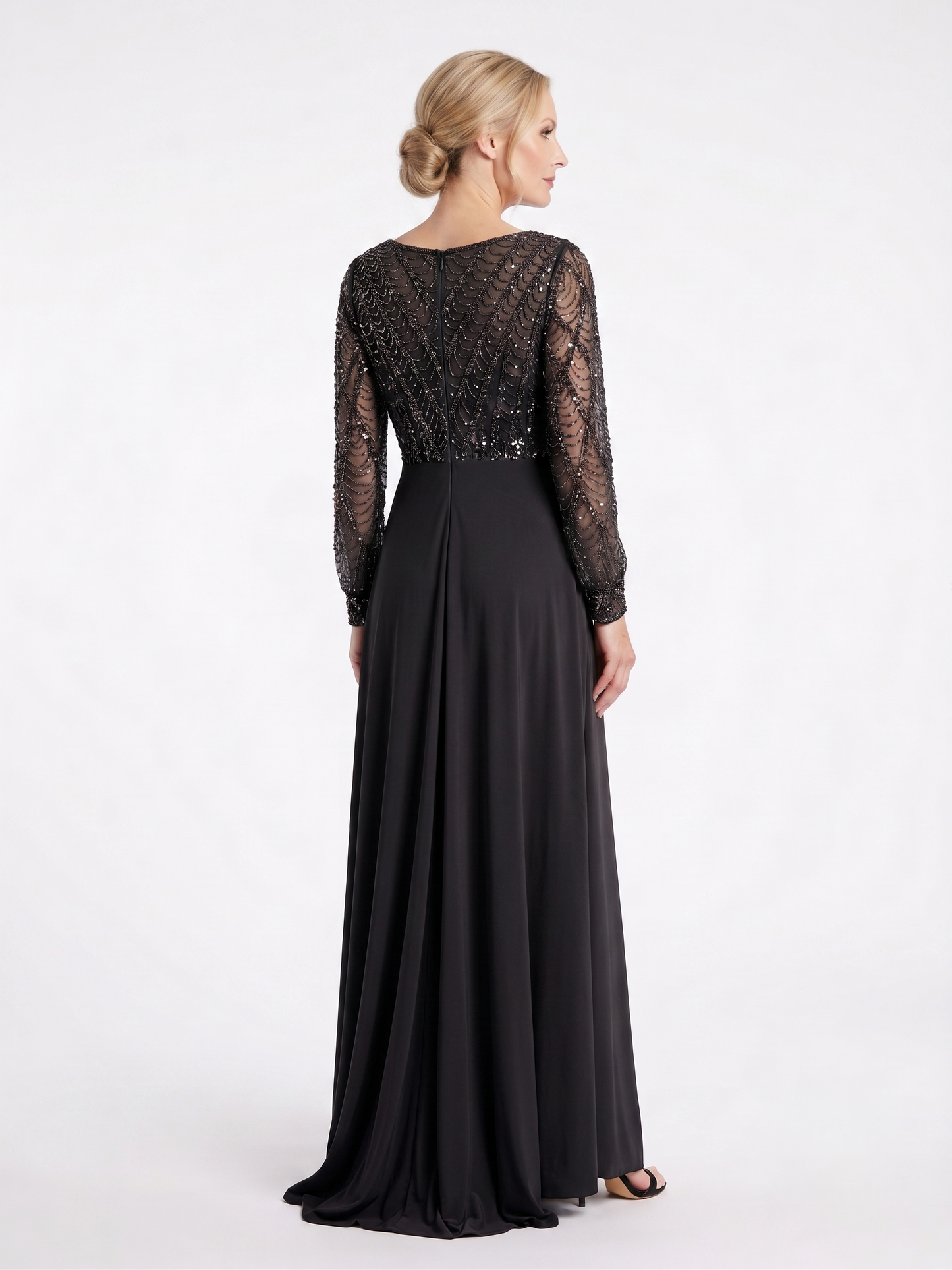 Langärmeliges Abendkleid mit Pailletten und Schlitz E365