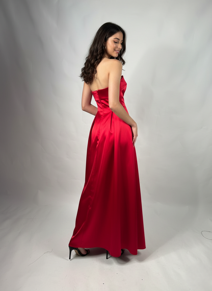 Elegantes trägerloses Design mit figurbetonten Drapierungen. E318