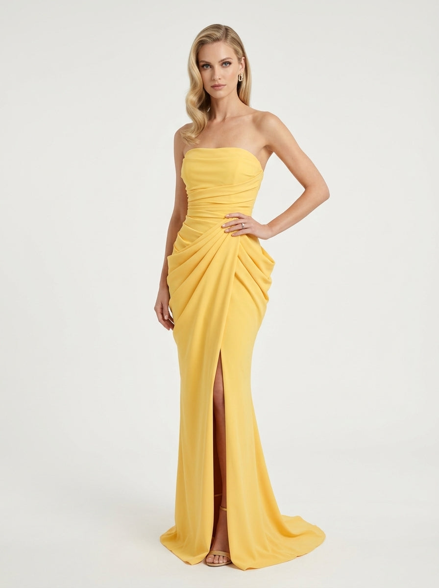 Elegantes trägerloses Satin-Abendkleid mit Drapierung und hohem Beinschlitz in Khakigrün Beschreibung: e425