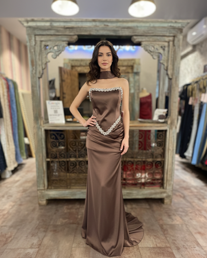 Ein dramatisches, bodenlanges Abendkleid aus glänzendem Stoff. - E262