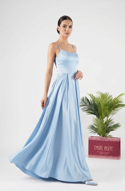 Elegantes Satin-Abendkleid mit Schlitz E310