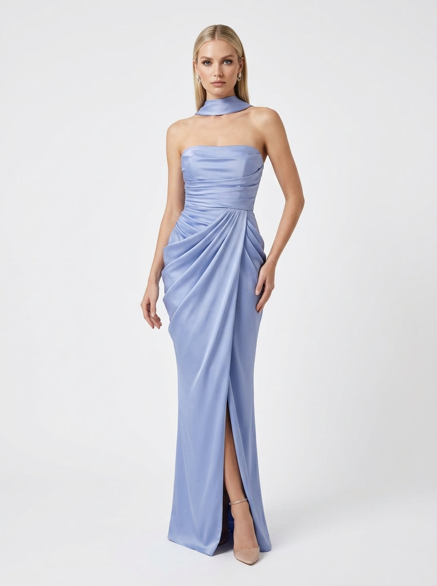 Elegantes trägerloses Satin-Abendkleid mit Drapierung und hohem Beinschlitz in Khakigrün Beschreibung: e425