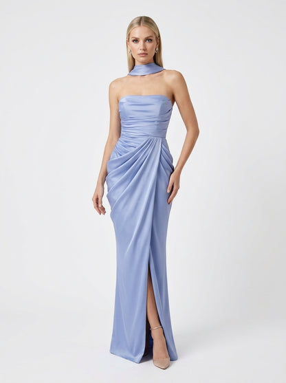 Elegantes trägerloses Satin-Abendkleid mit Drapierung und hohem Beinschlitz in Khakigrün Beschreibung: e425