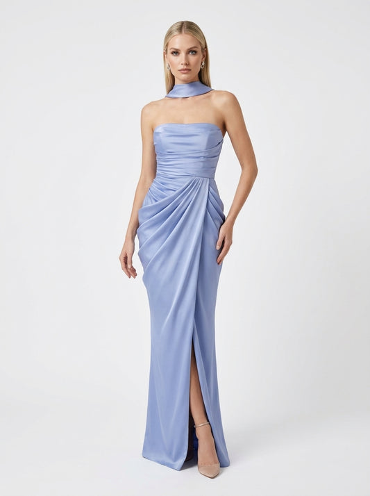Elegantes trägerloses Satin-Abendkleid mit Drapierung und hohem Beinschlitz in Khakigrün Beschreibung: e425