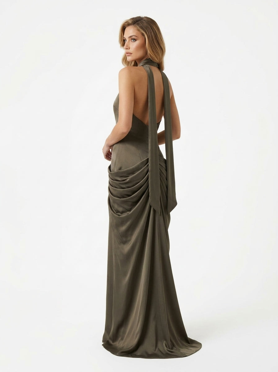 Elegantes trägerloses Satin-Abendkleid mit Drapierung und hohem Beinschlitz in Khakigrün Beschreibung: e425
