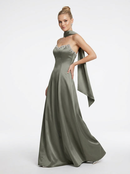 Elegantes trägerloses Saten-Abendkleid mit Strassbesatz und Choker in Schokoladenbraun e423