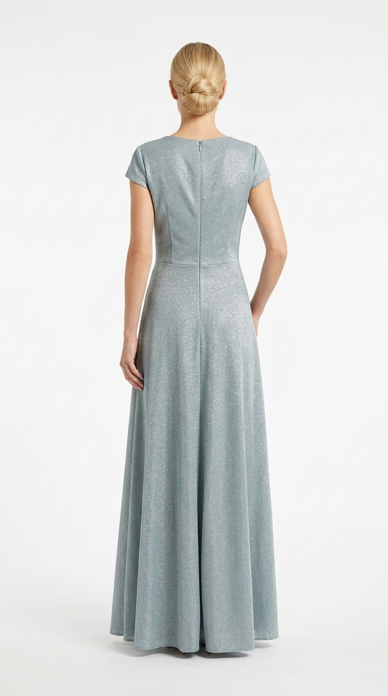 Elegantes, funkelndes Abendkleid in Schwarz mit V-Ausschnitt und Schmuckbrosche e424