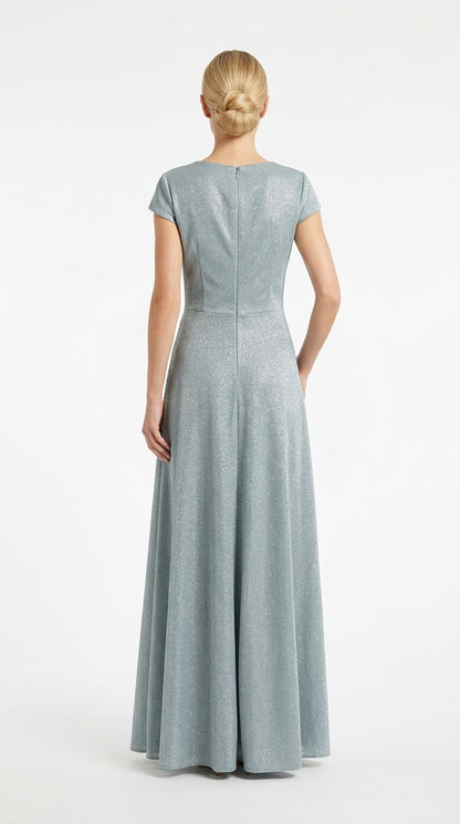 Elegantes, funkelndes Abendkleid in Schwarz mit V-Ausschnitt und Schmuckbrosche e424