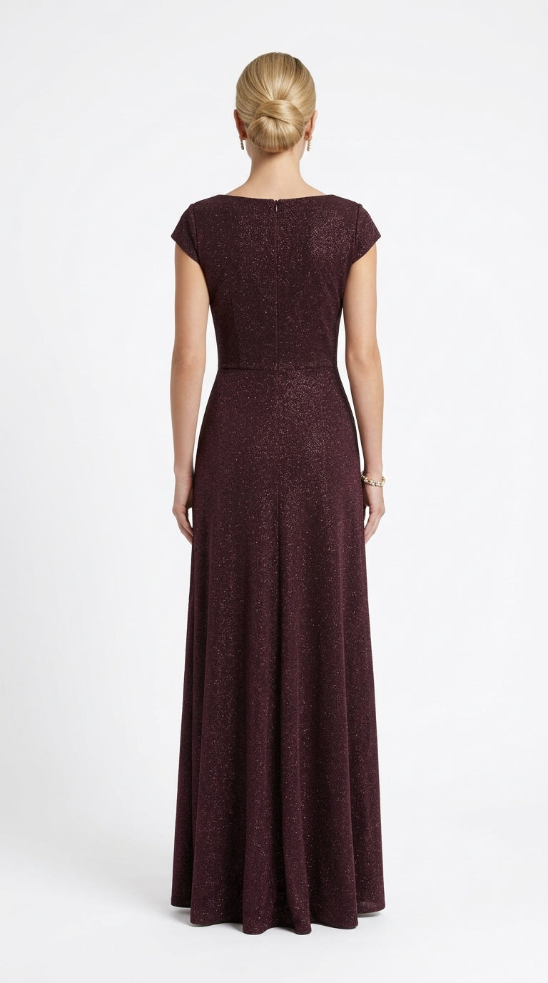 Elegantes, funkelndes Abendkleid in Schwarz mit V-Ausschnitt und Schmuckbrosche e424
