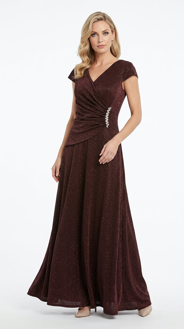 Elegantes, funkelndes Abendkleid in Schwarz mit V-Ausschnitt und Schmuckbrosche e424