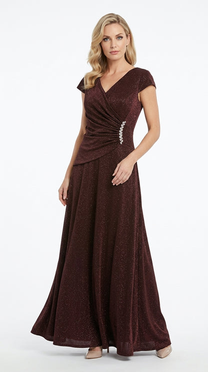 Elegantes, funkelndes Abendkleid in Schwarz mit V-Ausschnitt und Schmuckbrosche e424