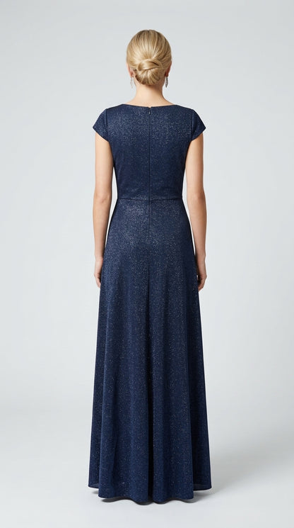 Elegantes, funkelndes Abendkleid in Schwarz mit V-Ausschnitt und Schmuckbrosche e424