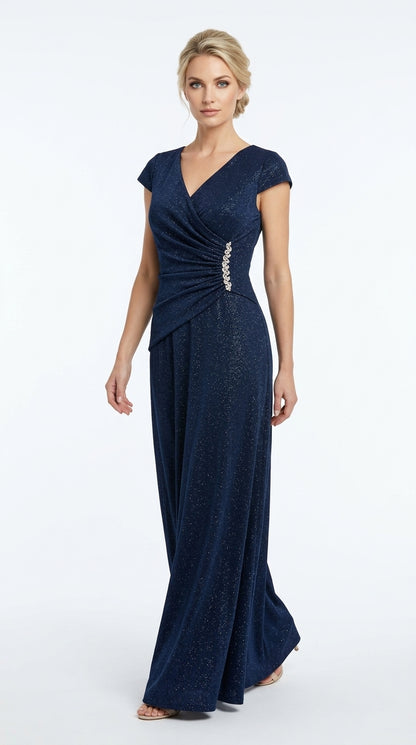 Elegantes, funkelndes Abendkleid in Schwarz mit V-Ausschnitt und Schmuckbrosche e424
