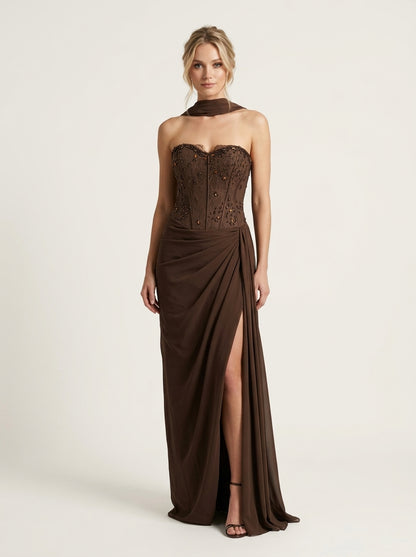 Trägerloses Korsett-Abendkleid in Schokobraun mit Beinschlitz und Choker e433