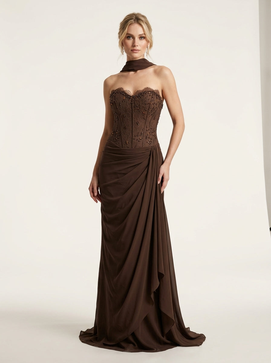 Trägerloses Korsett-Abendkleid in Schokobraun mit Beinschlitz und Choker e433