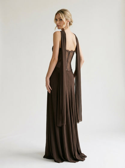 Trägerloses Korsett-Abendkleid in Schokobraun mit Beinschlitz und Choker e433