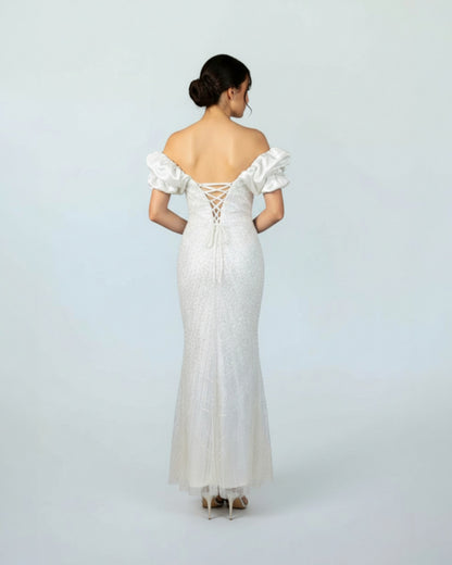 Aus leichtem Chiffon gefertigt, überzeugt dieses Kleid mit einem fließenden Schnitt E337