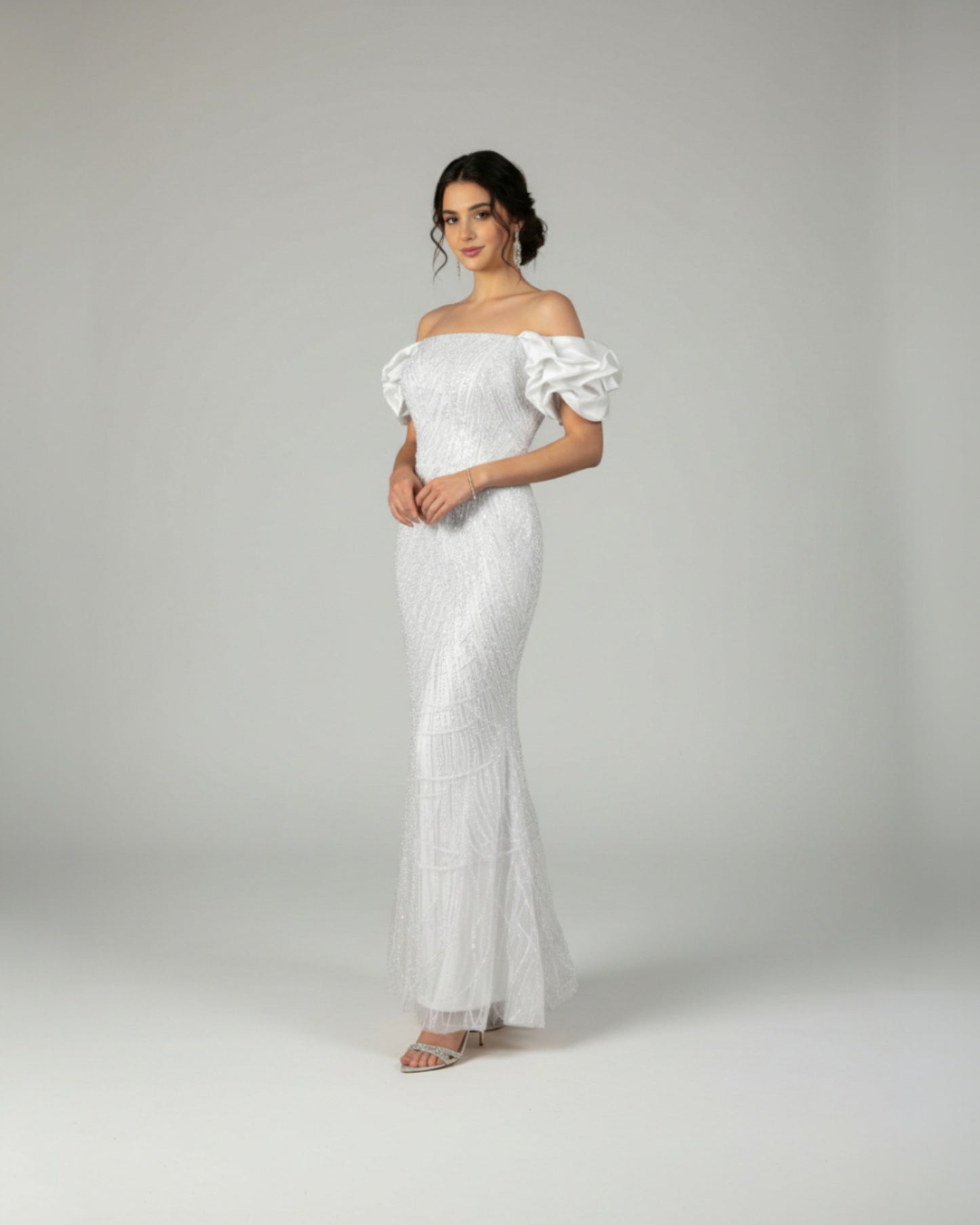 Aus leichtem Chiffon gefertigt, überzeugt dieses Kleid mit einem fließenden Schnitt E337