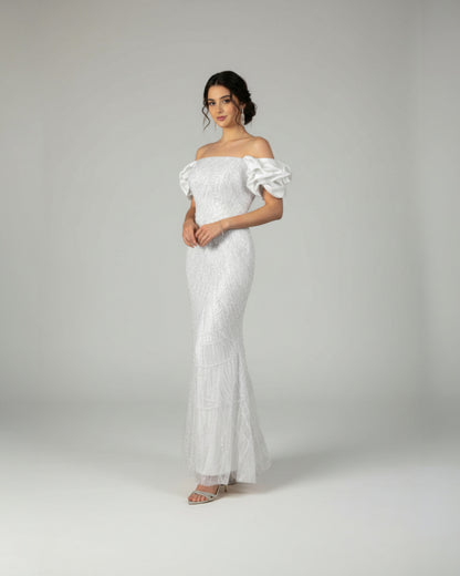 Aus leichtem Chiffon gefertigt, überzeugt dieses Kleid mit einem fließenden Schnitt E337