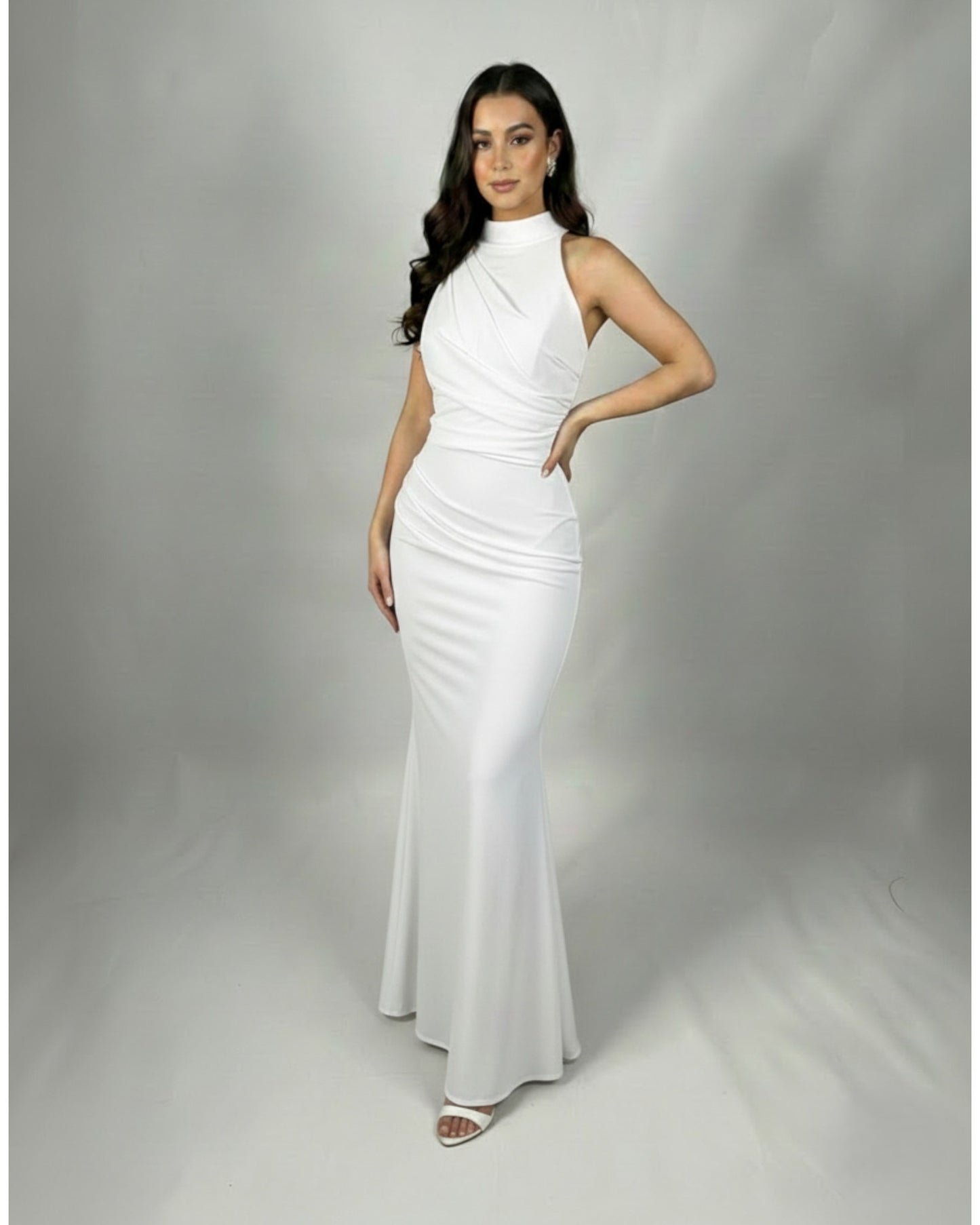 Aus leichtem Chiffon gefertigt, überzeugt dieses Kleid mit einem fließenden Schnitt E336