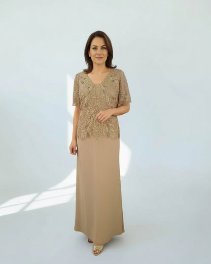 Dieses Maxikleid besticht durch funkelnde Verzierungen und ein elegantes Chiffon-Cape E320