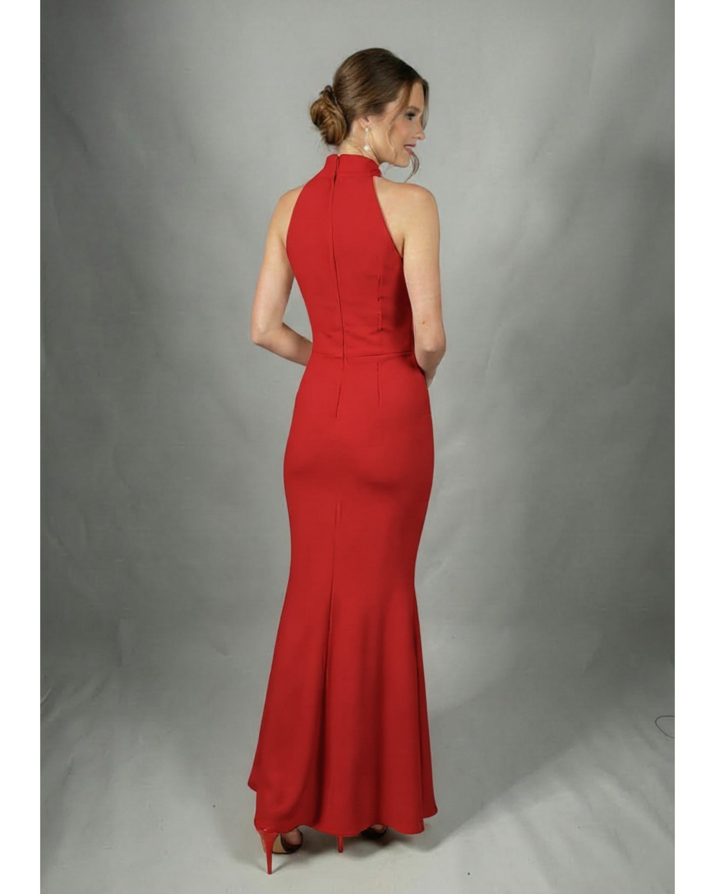 Aus leichtem Chiffon gefertigt, überzeugt dieses Kleid mit einem fließenden Schnitt E336