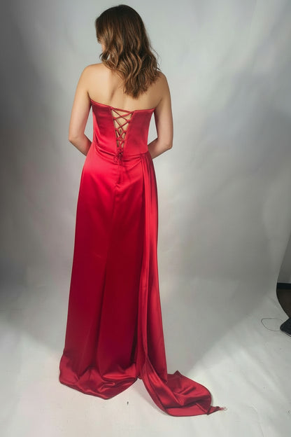 DE: Elegantes Abendkleid mit Drapierung Dieses atemberaubende E338