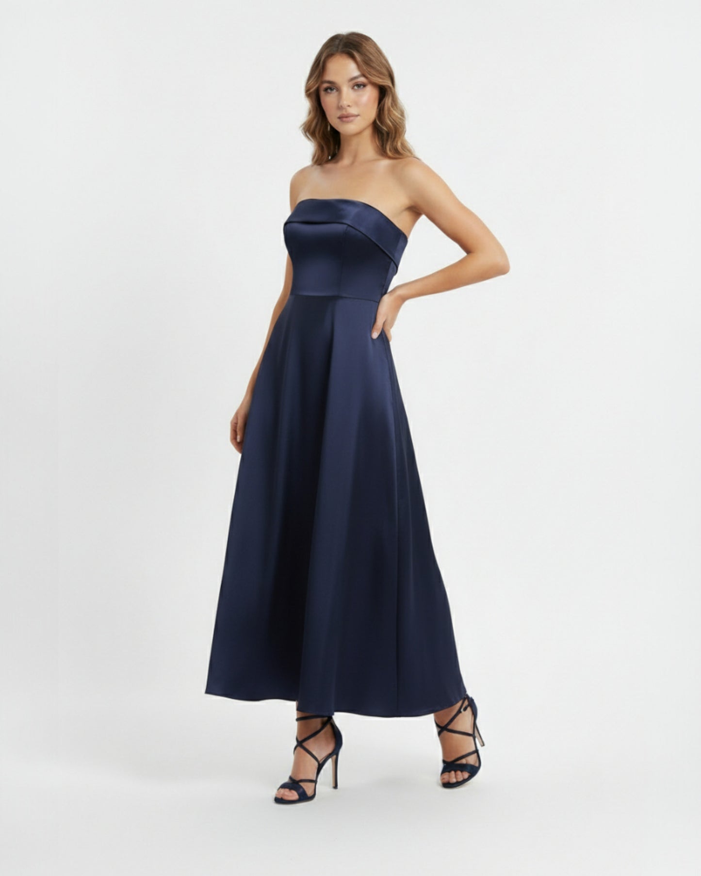 Trägerloses Satin-Midikleid E339