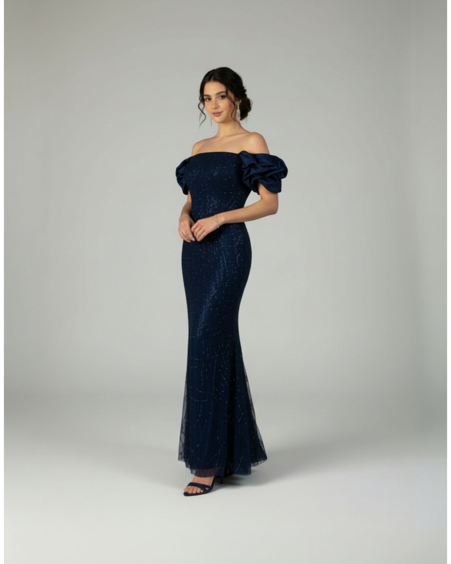 Aus leichtem Chiffon gefertigt, überzeugt dieses Kleid mit einem fließenden Schnitt E337