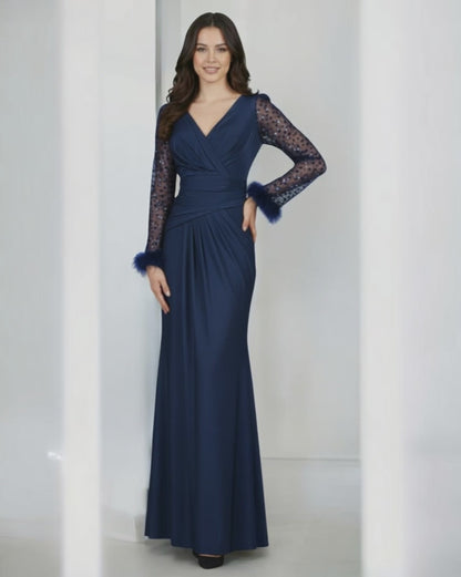 Abendkleid mit Pailletten-Ärmeln und Federbesatz - E303