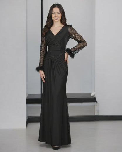 Abendkleid mit Pailletten-Ärmeln und Federbesatz - E303