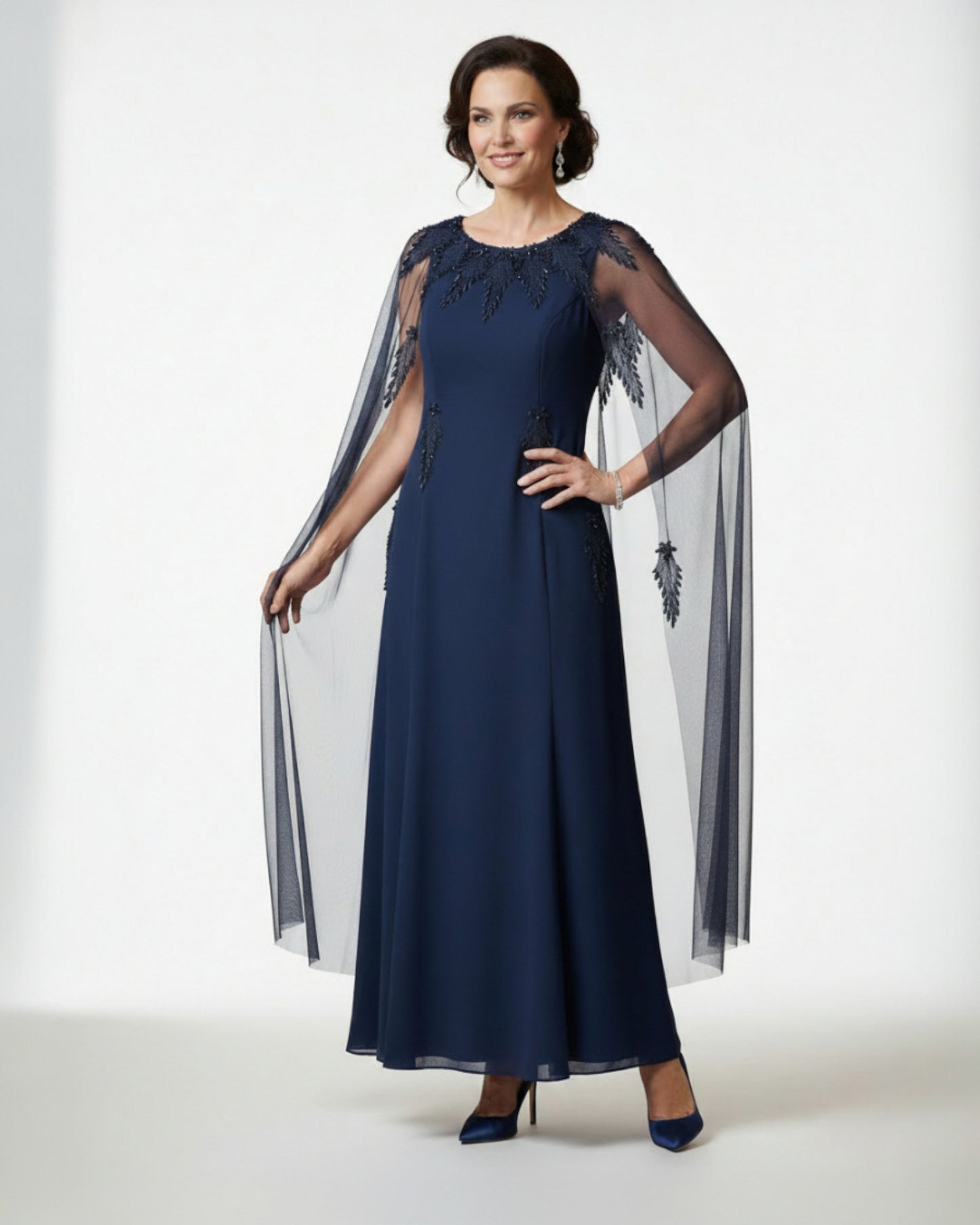 Langes Besticktes Abendkleid mit Tüllcape E286