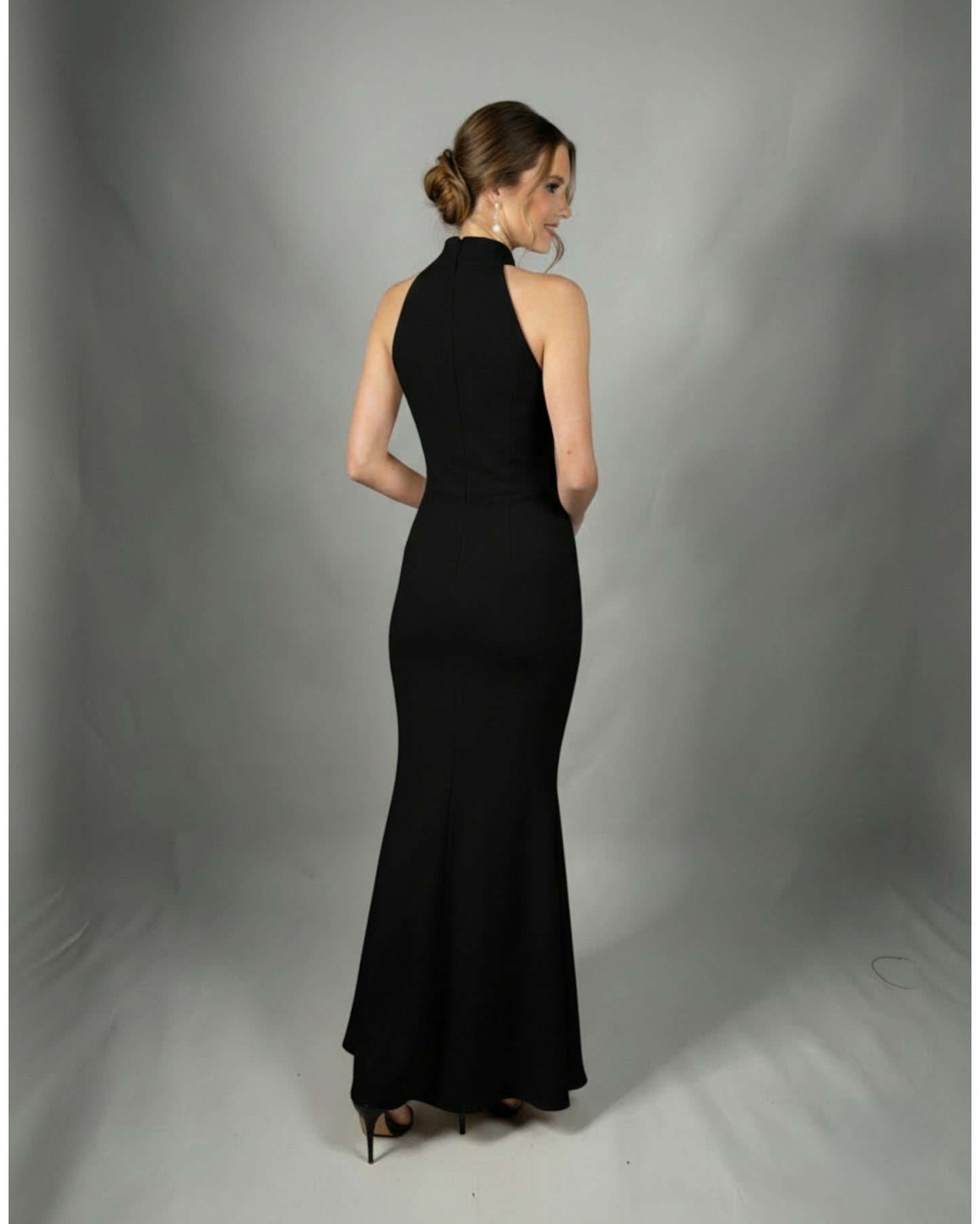 Aus leichtem Chiffon gefertigt, überzeugt dieses Kleid mit einem fließenden Schnitt E336