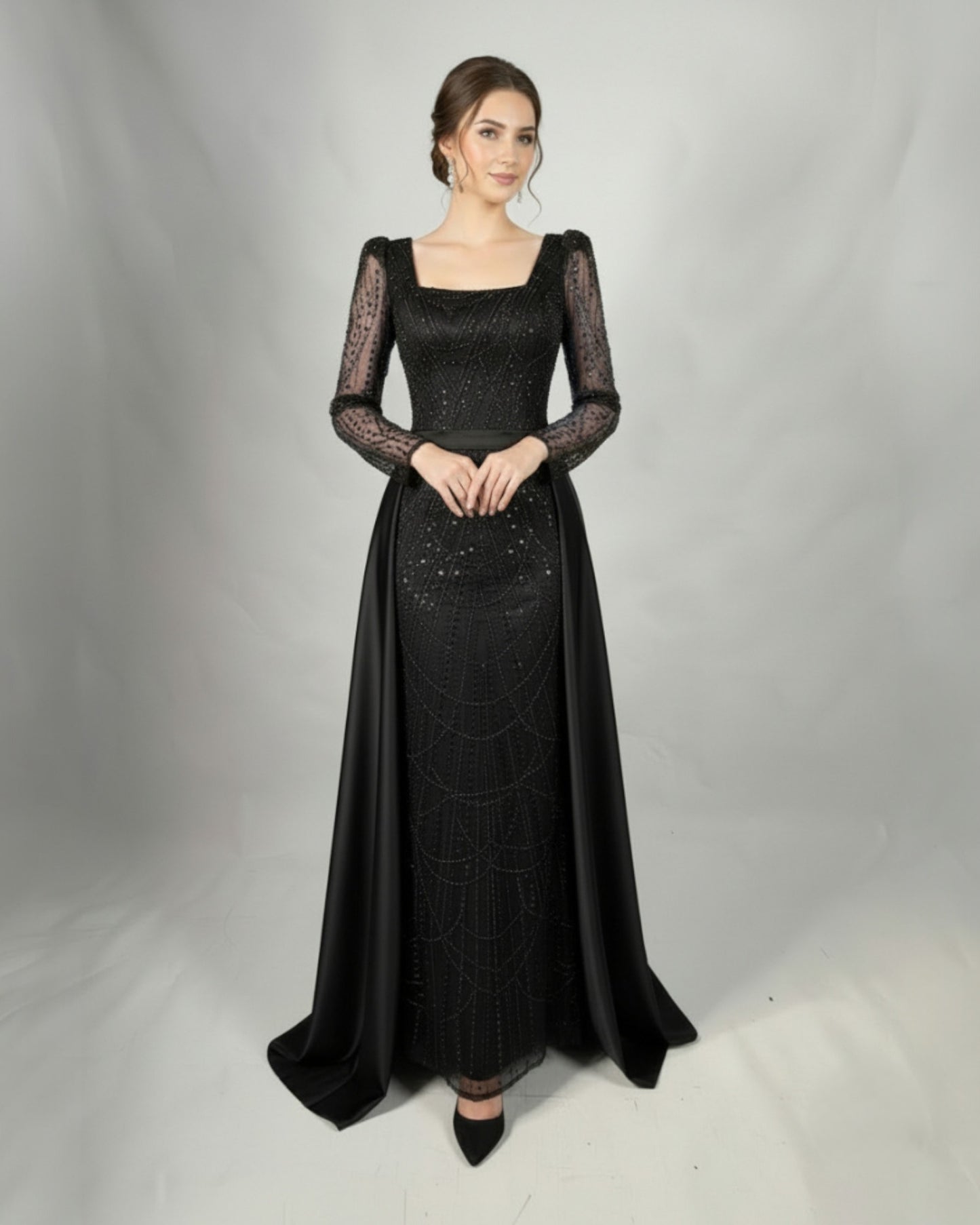 Langes Schwarzes Abendkleid mit Eckigem Ausschnitt und Transparenten Ärmeln E352