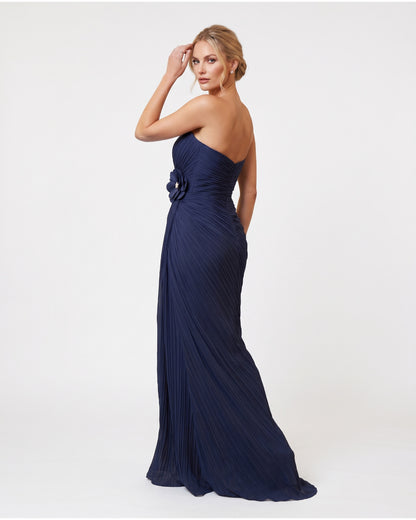 Elegantes Plissee-Abendkleid in Marineblau mit Umhang und Blumenapplikation Beschreibung:e413